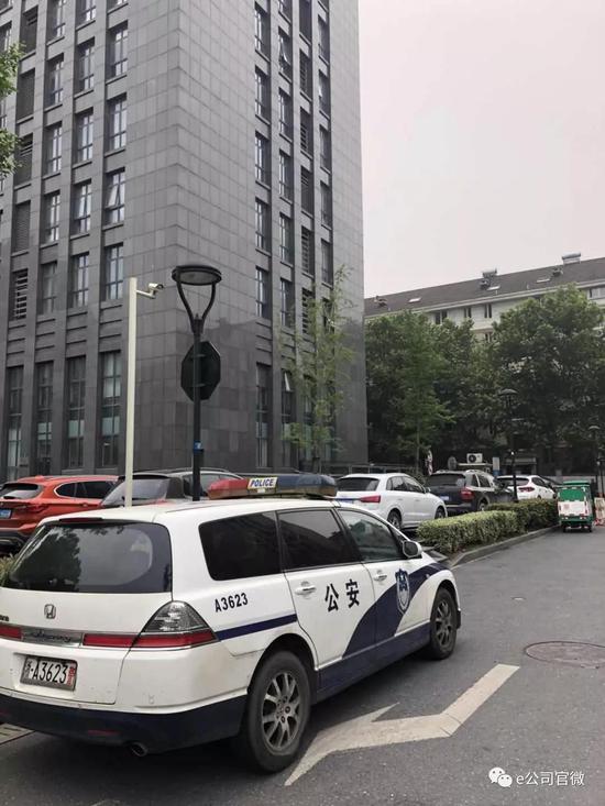 金诚集团楼下停放的警车