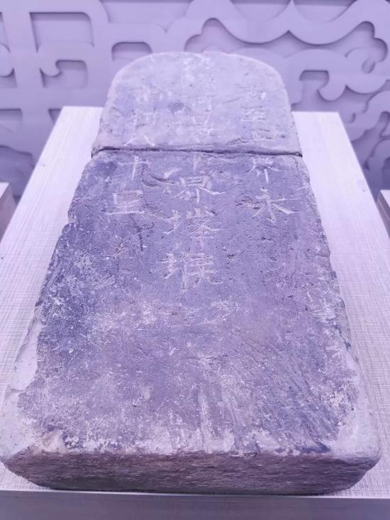 宋金时期,黄河就开始分段管理。这是一块反映黄河分段管理的界碑——埄堠碑。碑文“汲县河堤下界埄堠,西至上界永福村八十里”。该碑出土于河南省卫辉市(旧称汲县)柳卫村西北黄河旧堤上