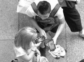 7月13日，长沙黄兴路步行街一通道处，男子以送礼物的方式“求扫码”。图/本报记者