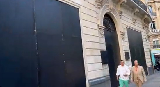 法媒：骚乱持续，巴黎香榭丽舍大街商店加装挡板防破坏