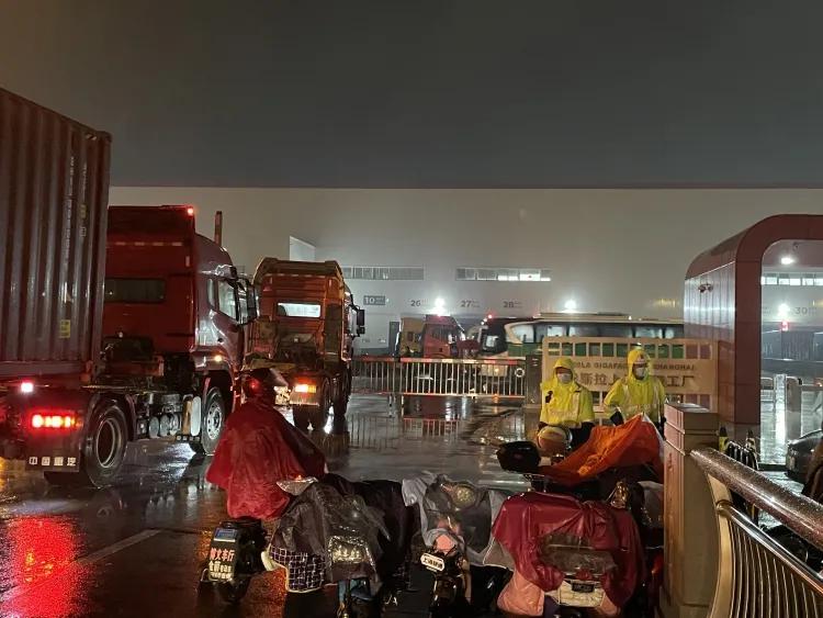 特斯拉上海超级工厂的入口(图片来源:品玩)