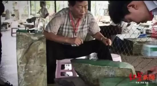 ▲赵兴龙在看翡翠原石(图据东方金钰官网宣传视频)