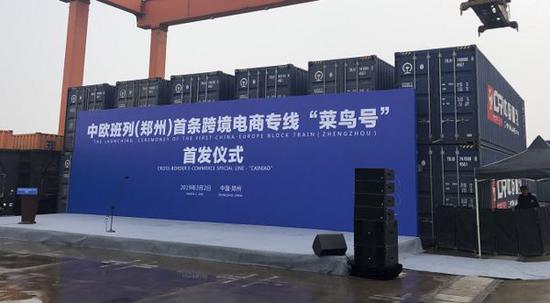 分分飞艇官方投注网|主人怕猫咪寂寞,养了一只兔子陪它,猫咪被兔子纠缠得要崩溃了