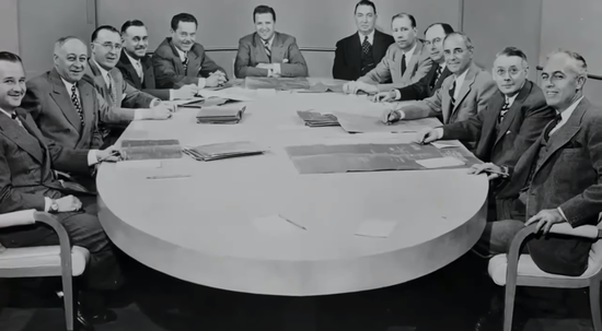 (1963年福特一行人与恩佐·法拉利签约时的照片)