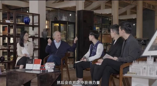 74岁，达利欧与年轻人聊了一小时