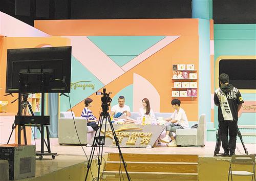 北影平房园里直播间正在直播。 本报记者 李佳霖摄