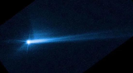 DART航天器撞击小行星Dimorphos后，哈勃空间望远镜拍摄到喷出的尘埃和碎片羽流图像
