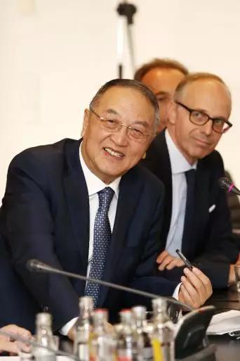 　△ 7月11日，联想控股董事长柳传志（左一）与卢森堡国际银行董事长Luc Frieden（左二） 在卢森堡媒体交流会上。