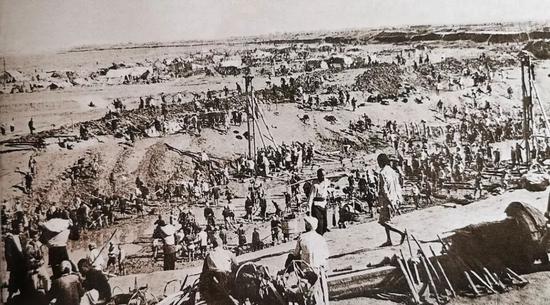 人民胜利渠是黄河下游兴建的第一个大型引黄自流灌溉工程。工程于1951年3月开工,1952年第一期工程竣工,这是修建总干渠时繁忙的施工场景。(黄河博物馆提供)