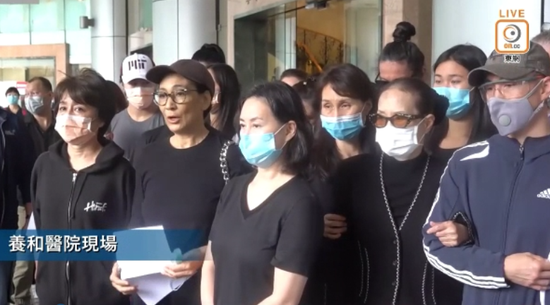 何鸿燊家人会见记者。 图源:港媒
