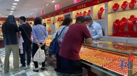 又飙涨，价格创新高！部分已卖断货！现场选购阿姨：后悔买少了