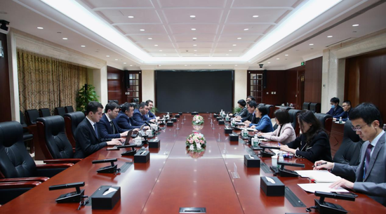 中国进出口银行副行长杨东宁会见乌兹别克斯坦投资、工业和贸易部副部长伊尔扎特·卡西莫夫