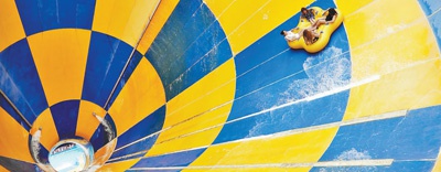 6月25日，游客在山东烟台37度梦幻海水乐园体验“深海龙卷风”游乐项目。 　　唐 克摄（新华社发）