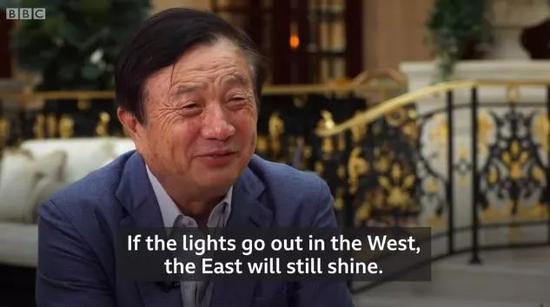 观察者网注意到,这句话化用自毛泽东的“东方不亮西方亮”。
