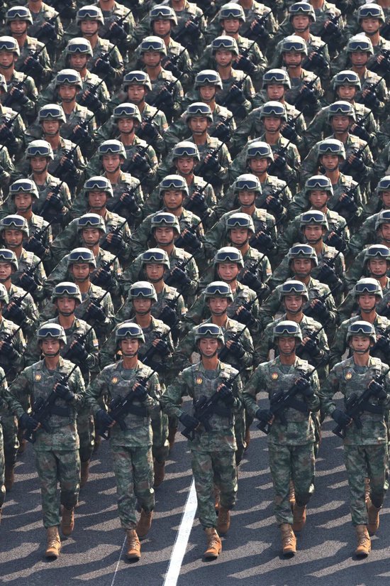 这是徒步方队通过天安门广场。新华社记者 王鹏 摄