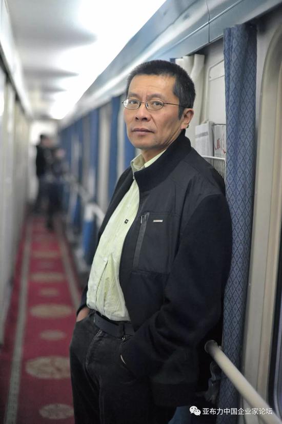信金娱乐注册,印度一只猴子试图绑架婴儿 将孩子摁在地上不准人靠近