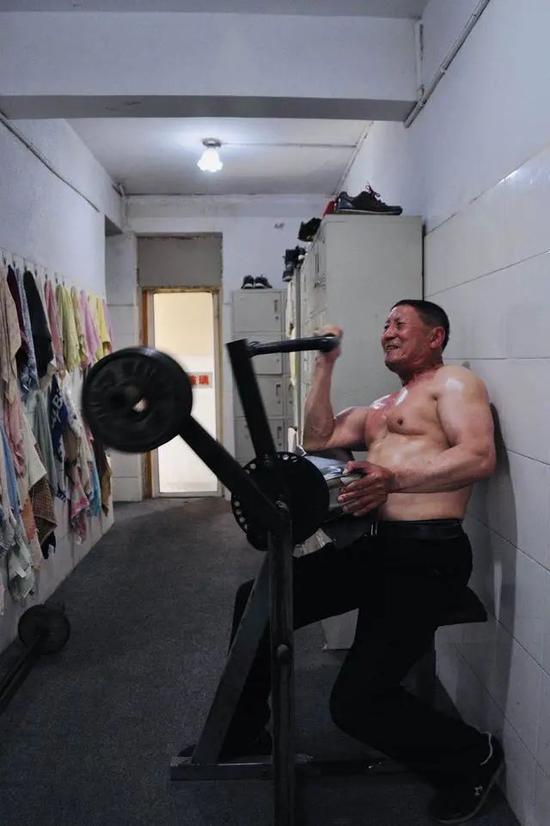 78歲的湯根元是健身房最年長的人。中青報·中青網記者 馬宇平/攝