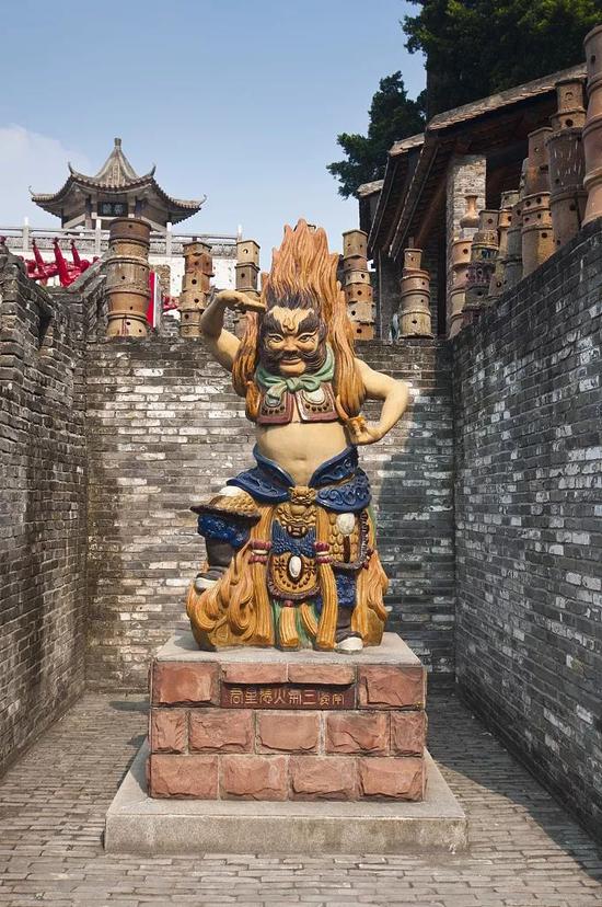 博彩公司上班合法么|女孩乘车突发晕厥 公交司机背着她跑400米送医