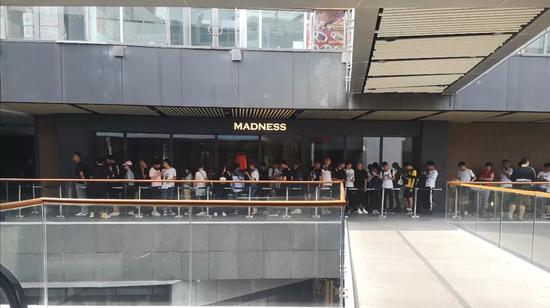 6月15日早上8点半,北京三里屯Madness门店外已经排起了长队。摄影/熊大志