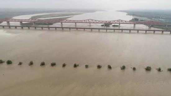 从临河广场上空,可以远眺到见证新中国铁路变迁的三座桥。从上到下依次是郑焦城际铁路黄河大桥、京广铁路黄河大桥(已退役)、郑州黄河铁路桥(已拆除)。(央视记者谢岩鹏拍摄)