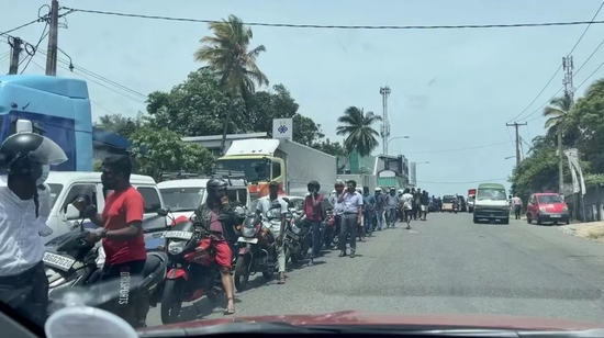 斯里兰卡首都居民被迫烧柴做饭