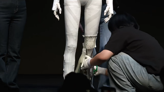 机器人“猫步”惊艳市场,何小鹏“两度自证”