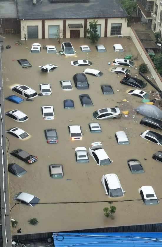 农行河南郑州分行机关后院地上停车场被大水淹没