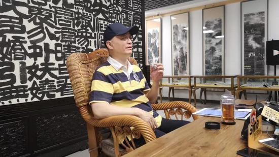6月5日，崔永元在中国传媒大学接受媒体群访。来源：视觉中国