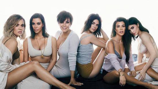 图为卡戴珊家族的女人：从左到右：三姐Khloé Kardashian、二姐Kim Kardashian、妈妈Kris Jenner、金小妹Kendall Jenner、大姐Kourtney Kardashian、金小小妹Kylie Jenner。