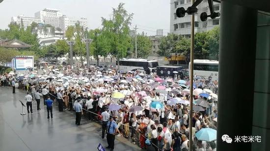 网曝千余人聚集成都房管局维权 数月前曾现万