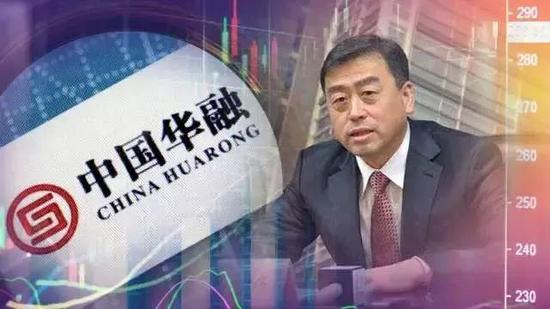 图中右侧人物为王占峰