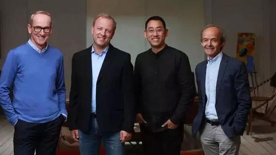 　从左至右，Evelozcity首席出行官Karl-Thomas Neumann、CEO Stefan Krause、首席设计师Richard Kim、CTO Ulrich Kranz