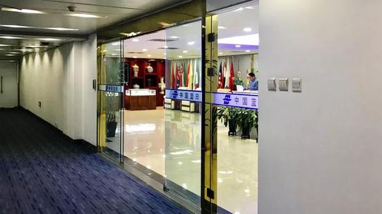 中国蓝田总部，大厅内设有玉石、瓷器展柜，还有多国国旗。