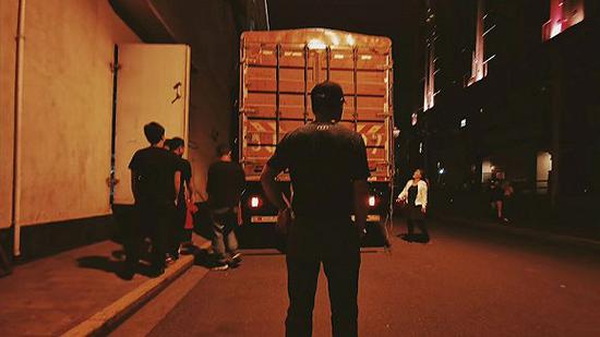 深夜的美琪大戏院外,工作人员正在从道具装备车中卸货