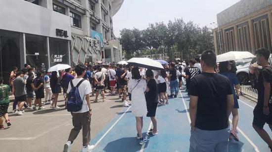 6月15日中午,北京工人体育场内,等待参与球鞋抽签的人群。摄影/熊大志