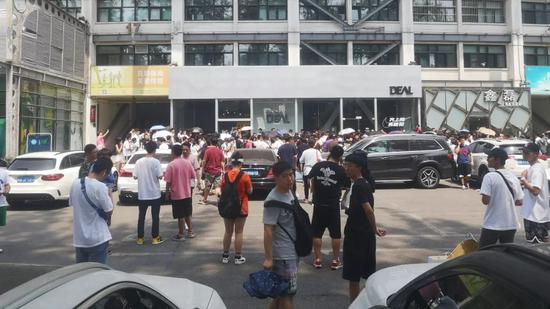 6月15日中午,北京工人体育场内,等待参与球鞋抽签的人群。摄影/熊大志