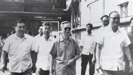  1983年8月，方毅（中）在包钢稀土三厂考察。