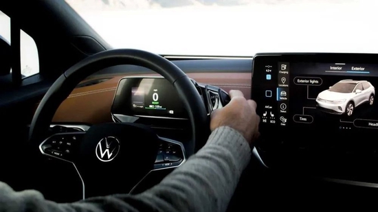 尴尬!大众汽车董事长股东大会被扔蛋糕,遭灵魂三问