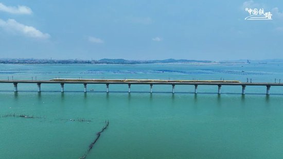 CR450动车组研制取得阶段性成果 新技术部件在列车高于时速400公里运行条件下的性能验证试验取得圆满成功