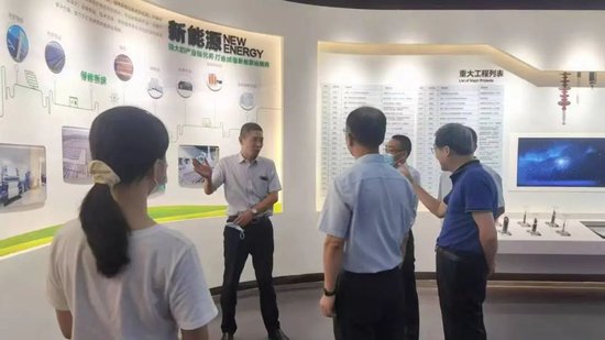 ▲建设银行江苏南通分行客户经理在江苏中天科技股份有限公司走访调研