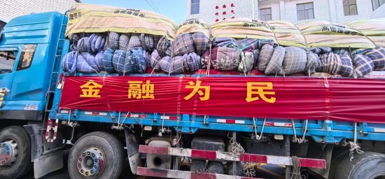 中國銀行西藏分行及時將物資送往災區
