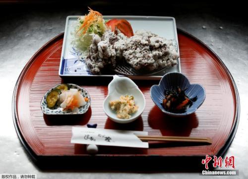 材料图:日本东京东部的P-man餐厅出售的一份炸鲸鱼块套餐。