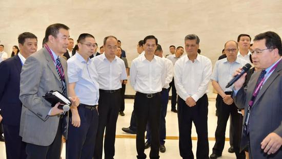 到访领导听取观致汽车相关介绍