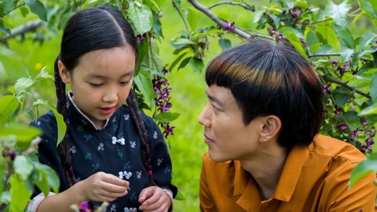 ▲ 　　科幻电影《杨之后》，孩子的AI伙伴杨，从生活到情绪都照顾着女孩，像她的哥哥一样