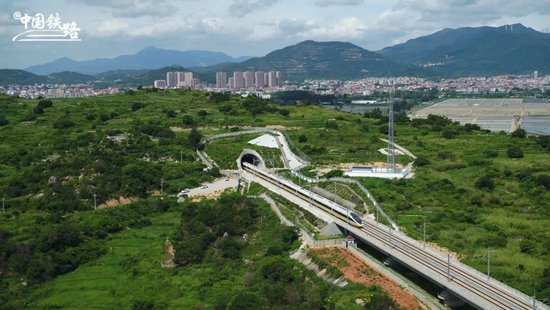 CR450动车组研制取得阶段性成果 新技术部件在列车高于时速400公里运行条件下的性能验证试验取得圆满成功