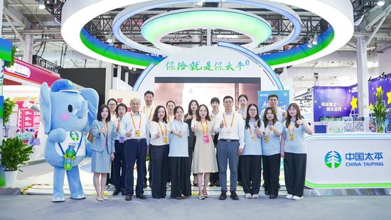 中国太平旗下太平人寿、太平财险北京分公司在展台为观众提供服务。