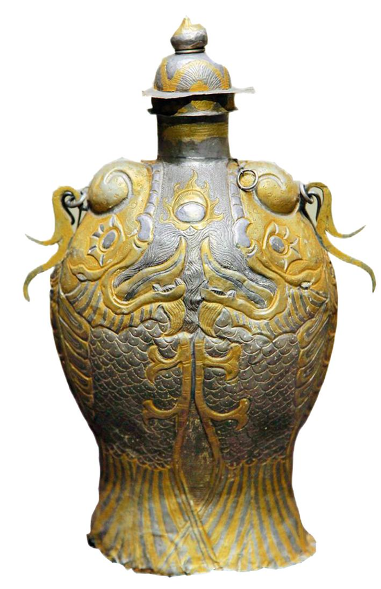 ▲内蒙古赤峰喀喇沁旗哈达沟窖藏出土的摩羯纹金花银提梁壶。 内蒙古博物院藏