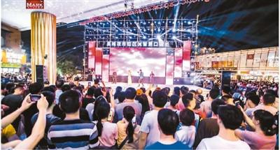 天津时代奥城市级夜间经济示范街区的文艺表演吸引了大批观众
百度图片