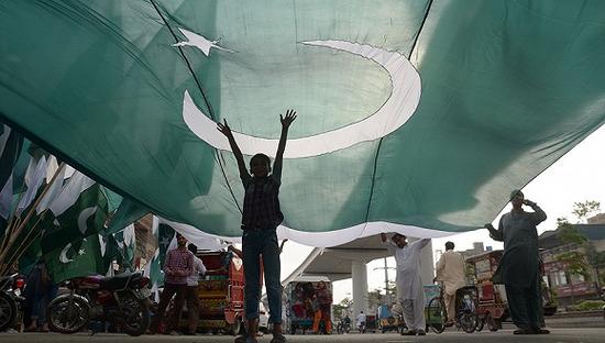 8月14日，巴基斯坦拉合尔，当地民众庆祝独立日的到来。