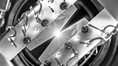 在量子计算机原型中，陷在金页之间的离子可作为携带信息的量子比特。 图片来源：《科学》杂志网站